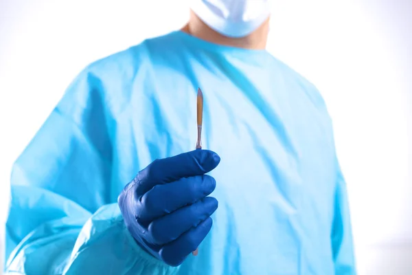 Young surgeon holding a scalpel. Ready for operation — Stock Photo, Image