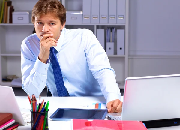 Zakenman die werken bij een bureau computergraphics — Stockfoto