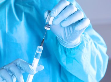 Doktor, elinde şırınga yakın çekim