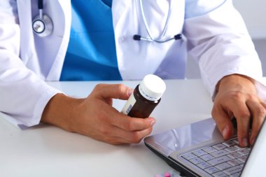 Doktor reçete ilaç bilgisayarda yazıyor.