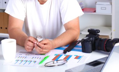 Bir bilgisayar ve evrak ile tasarımcı çalışma masası