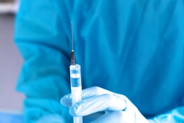 Doktor, elinde şırınga yakın çekim