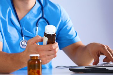 Doktor reçete ilaç bilgisayarda yazıyor.
