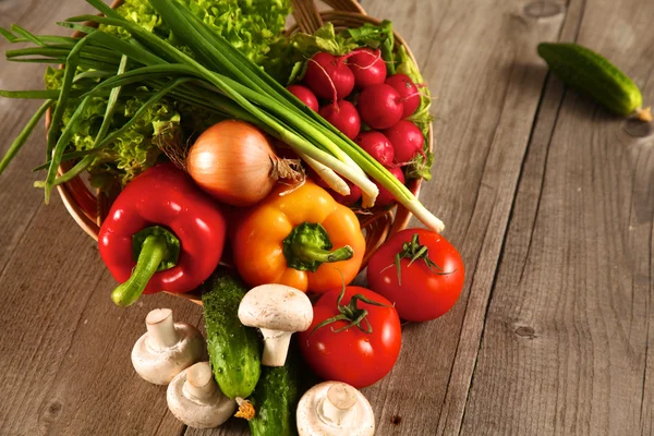 Légumes frais sur une table en bois propre — Photo