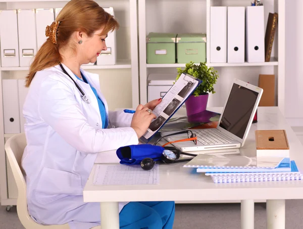 La esposa del médico en el escritorio de la oficina — Foto de Stock