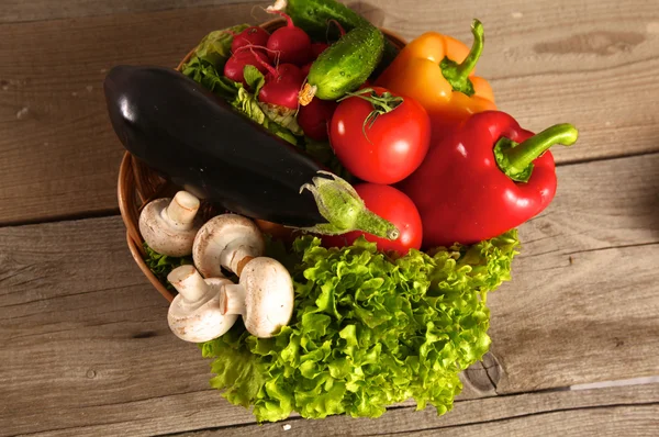 Légumes frais sur une table en bois propre — Photo