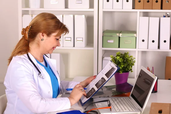 La esposa del médico en el escritorio de la oficina — Foto de Stock