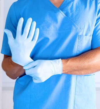 Cerrah eldivenleri bir yakın çekim işleminden önce koyarak