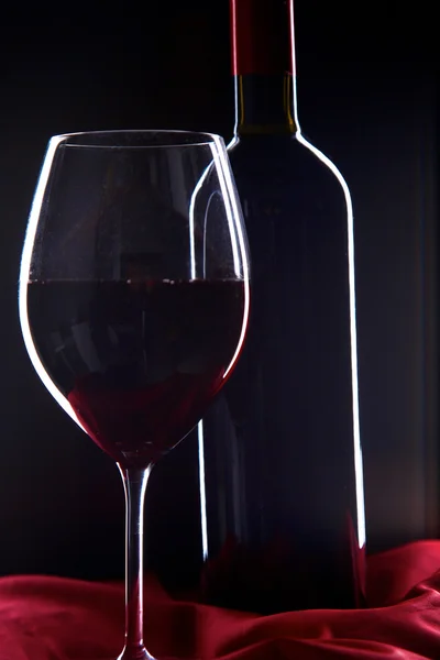 Στο τραπέζι ένα μπουκάλι κρασί και ένα ποτήρι — Φωτογραφία Αρχείου