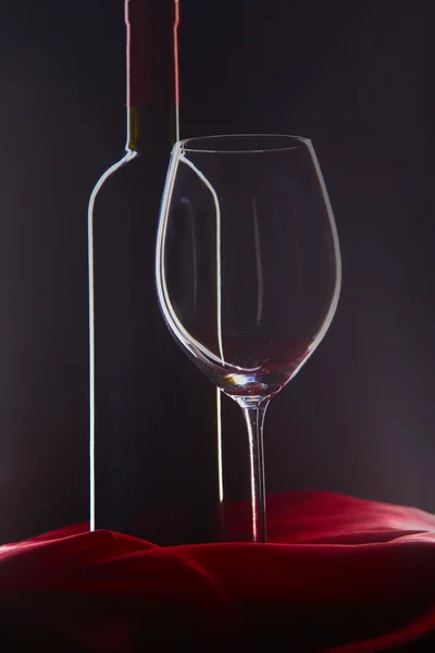 Στο τραπέζι ένα μπουκάλι κρασί και ένα ποτήρι — Φωτογραφία Αρχείου