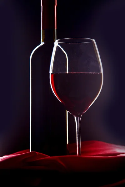 Auf dem Tisch eine Flasche Wein und ein Glas — Stockfoto