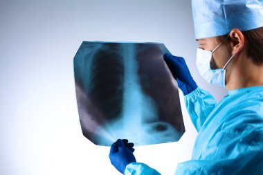 Doktor Röntgen hastanın incelenmesi