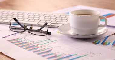 bir bilgisayar ve evrak ile çalışma masası