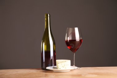 bir şişe şarap ve cam masanın üzerine