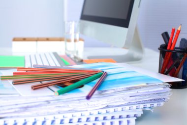 Bilgisayar ve evrak ile tasarımcı çalışma masası