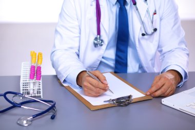 doktor ofisinde bir giriş yapar