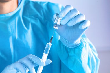 Doktor, elinde şırınga yakın çekim