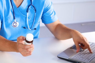 Doktor reçete ilaç bilgisayarda yazıyor.