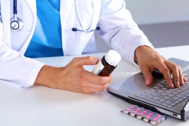 Doktor reçete ilaç bilgisayarda yazıyor.