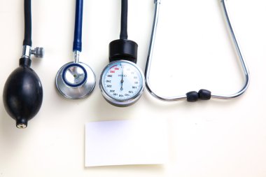 Tansiyon ölçer tıbbi malzeme üzerinde beyaz izole