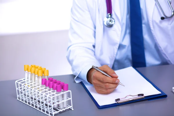 Doctor en la Oficina hace una entrada — Foto de Stock