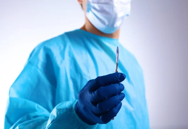 Un joven cirujano sosteniendo un bisturí. Listo para operar —  Fotos de Stock