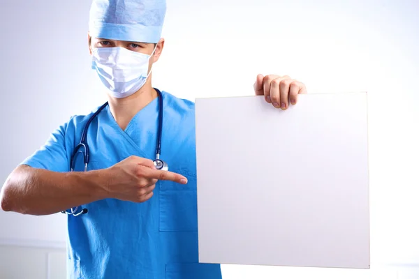 Chirurgien dans le masque tient une pancarte — Photo