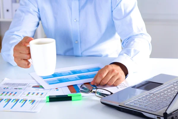 Empresário que trabalha em uma mesa de computação gráfica — Fotografia de Stock