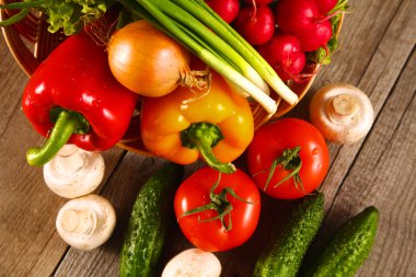 Temiz ahşap bir masa üzerinde taze sebze