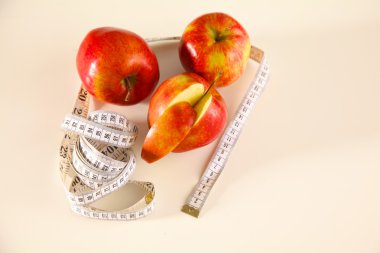 steteskop ile beyaz zemin üzerine kırmızı elmalar