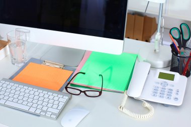 Bilgisayar ve evrak ile tasarımcı çalışma masası