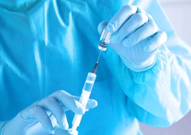 Doktor, elinde şırınga yakın çekim