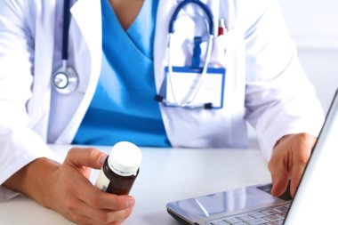 Doktor reçete ilaç bilgisayarda yazıyor.