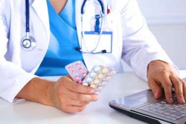 Doktor reçete ilaç bilgisayarda yazıyor.