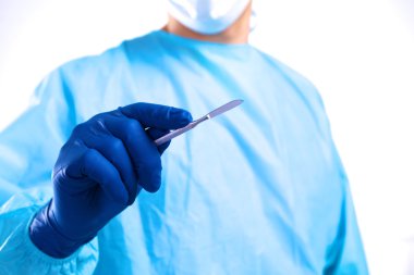 Genç cerrah neşter tutan. İşlem için hazır