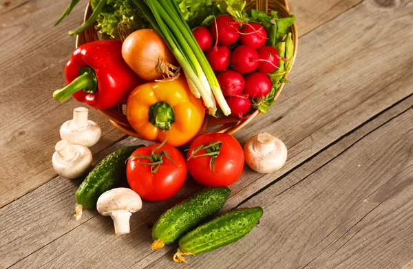 Verse groenten op een schone houten tafel — Stockfoto