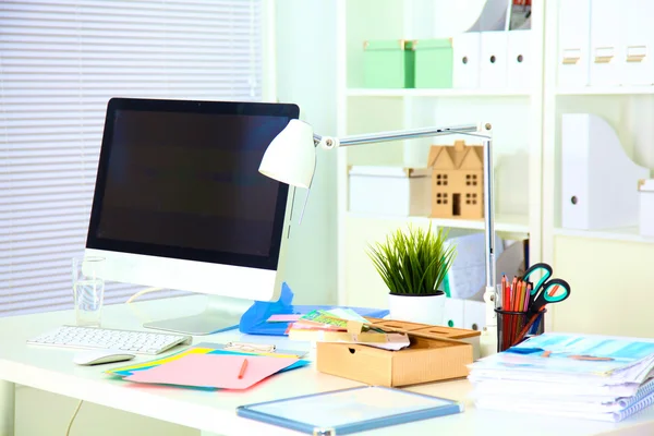 Mesa de trabalho de designer com computador e papelada — Fotografia de Stock