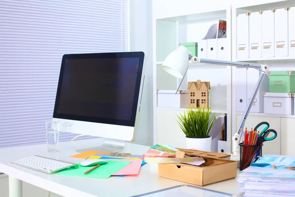 Mesa de trabalho de designer com computador e papelada — Fotografia de Stock