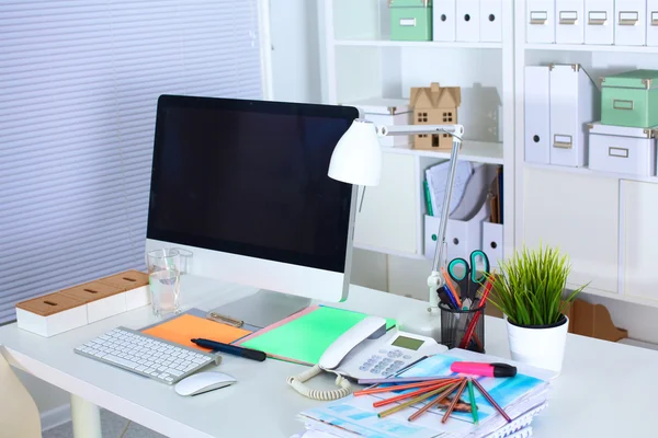 Mesa de trabalho de designer com computador e papelada — Fotografia de Stock