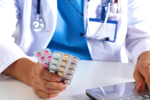 O médico escreve uma pílula de prescrição no computador — Fotografia de Stock