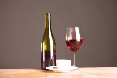bir şişe şarap ve cam masanın üzerine