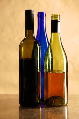 bir şişe şarap ve cam masanın üzerine