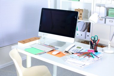 Bilgisayar ve evrak ile tasarımcı çalışma masası