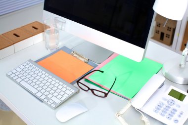 Bilgisayar ve evrak ile tasarımcı çalışma masası