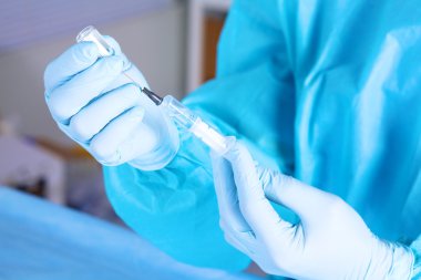 Doktor, elinde şırınga yakın çekim