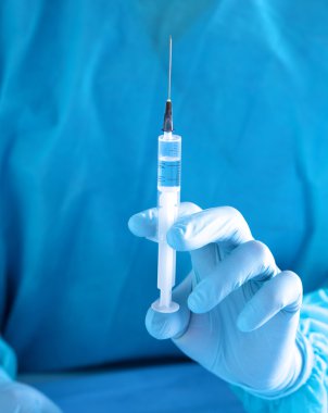 Doktor, elinde şırınga yakın çekim