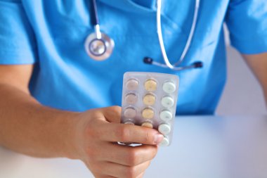 Doktor reçete ilaç bilgisayarda yazıyor.