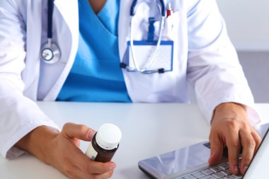 Doktor reçete ilaç bilgisayarda yazıyor.