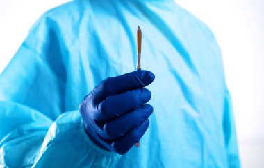 Genç cerrah neşter tutan. İşlem için hazır