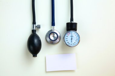 Tansiyon ölçer tıbbi malzeme üzerinde beyaz izole